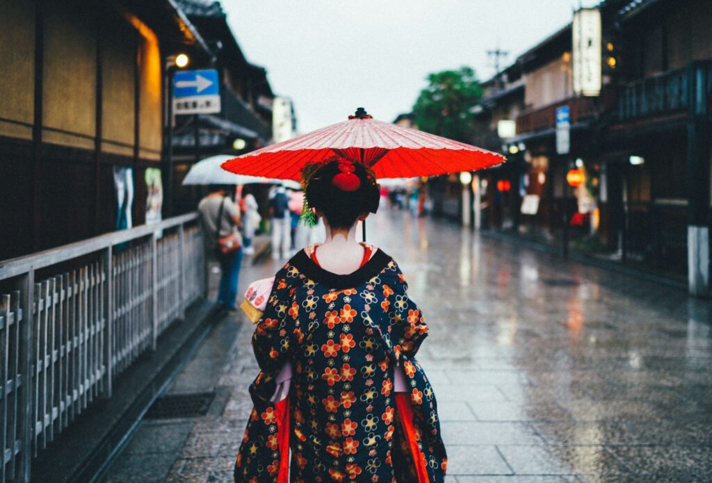 mujer vestida con kimono de espaldas