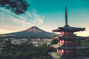 monte fuji al fondo y una pagoda